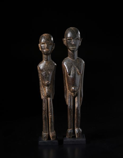 Lobi - Burkina Faso/Costa d'Avorio : Coppia di sculture antropomorfe maschio e femmina.Legno duro a patina marrone.  - Asta Asta 422 | AFRICA, OCEANIA E AMERICHE - ARTIGIANATO AFRICANO: VARI COMMITTENTI E SELEZIONE DALLA COLLEZIONE BARTOLOMUCCI Online - Associazione Nazionale - Case d'Asta italiane