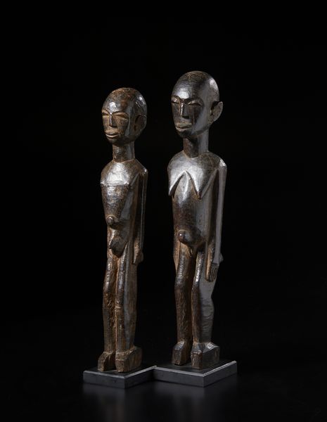 Lobi - Burkina Faso/Costa d'Avorio : Coppia di sculture antropomorfe maschio e femmina.Legno duro a patina marrone.  - Asta Asta 422 | AFRICA, OCEANIA E AMERICHE - ARTIGIANATO AFRICANO: VARI COMMITTENTI E SELEZIONE DALLA COLLEZIONE BARTOLOMUCCI Online - Associazione Nazionale - Case d'Asta italiane