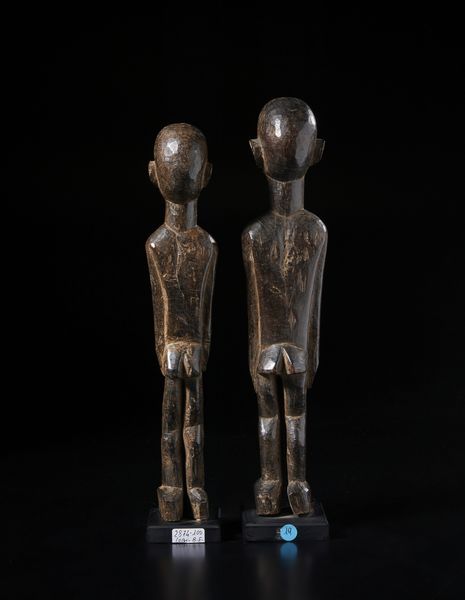 Lobi - Burkina Faso/Costa d'Avorio : Coppia di sculture antropomorfe maschio e femmina.Legno duro a patina marrone.  - Asta Asta 422 | AFRICA, OCEANIA E AMERICHE - ARTIGIANATO AFRICANO: VARI COMMITTENTI E SELEZIONE DALLA COLLEZIONE BARTOLOMUCCI Online - Associazione Nazionale - Case d'Asta italiane