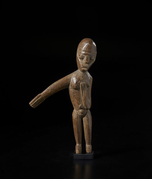 Lobi - Burkina Faso/Costa d'Avorio : Statua antropomorfa con braccio alzato.Legno duro a patina naturale.  - Asta Asta 422 | AFRICA, OCEANIA E AMERICHE - ARTIGIANATO AFRICANO: VARI COMMITTENTI E SELEZIONE DALLA COLLEZIONE BARTOLOMUCCI Online - Associazione Nazionale - Case d'Asta italiane