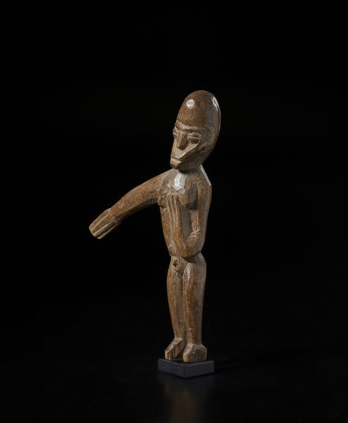 Lobi - Burkina Faso/Costa d'Avorio : Statua antropomorfa con braccio alzato.Legno duro a patina naturale.  - Asta Asta 422 | AFRICA, OCEANIA E AMERICHE - ARTIGIANATO AFRICANO: VARI COMMITTENTI E SELEZIONE DALLA COLLEZIONE BARTOLOMUCCI Online - Associazione Nazionale - Case d'Asta italiane