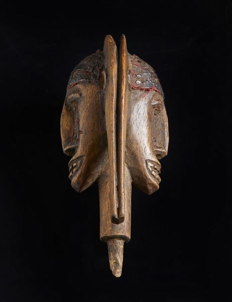 Marka, Mali : Testa di marionetta antropomorfa gianeiforme. Legno a patina chiara, tessuto e metallo.  - Asta Asta 422 | AFRICA, OCEANIA E AMERICHE - ARTIGIANATO AFRICANO: VARI COMMITTENTI E SELEZIONE DALLA COLLEZIONE BARTOLOMUCCI Online - Associazione Nazionale - Case d'Asta italiane