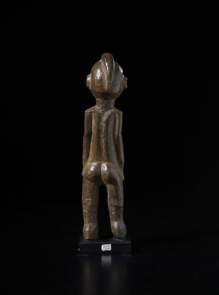 Lobi - Burkina Faso/Costa d'Avorio : Scultura  antropomorfa Bateba. Legno duro a patina marrone.  - Asta Asta 422 | AFRICA, OCEANIA E AMERICHE - ARTIGIANATO AFRICANO: VARI COMMITTENTI E SELEZIONE DALLA COLLEZIONE BARTOLOMUCCI Online - Associazione Nazionale - Case d'Asta italiane