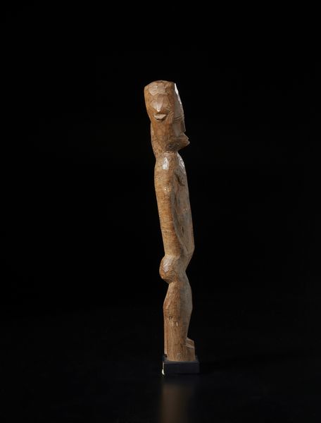 Lobi - Burkina Faso/Costa d'Avorio : Scultura antropomorfa Bateba  con braccio alzato. Legno duro a patina chiara con un restauro ad altezza collo.  - Asta Asta 422 | AFRICA, OCEANIA E AMERICHE - ARTIGIANATO AFRICANO: VARI COMMITTENTI E SELEZIONE DALLA COLLEZIONE BARTOLOMUCCI Online - Associazione Nazionale - Case d'Asta italiane