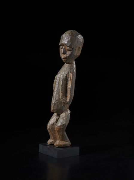 Lobi - Burkina Faso/Costa d'Avorio : Scultura antropomorfa Bateba con braccia al petto. Legno duro a patina scura crostosa. con base  - Asta Asta 422 | AFRICA, OCEANIA E AMERICHE - ARTIGIANATO AFRICANO: VARI COMMITTENTI E SELEZIONE DALLA COLLEZIONE BARTOLOMUCCI Online - Associazione Nazionale - Case d'Asta italiane