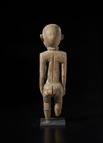 Lobi - Burkina Faso/Costa d'Avorio : Scultura antropomorfa Bateba.Legno a patina chiara i con difetti e mancanze.  - Asta Asta 422 | AFRICA, OCEANIA E AMERICHE - ARTIGIANATO AFRICANO: VARI COMMITTENTI E SELEZIONE DALLA COLLEZIONE BARTOLOMUCCI Online - Associazione Nazionale - Case d'Asta italiane