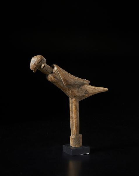 Lobi - Burkina Faso : Scultura zoomorfa Bateba a forma di uccello.Legno duro a patina chiara.  - Asta Asta 422 | AFRICA, OCEANIA E AMERICHE - ARTIGIANATO AFRICANO: VARI COMMITTENTI E SELEZIONE DALLA COLLEZIONE BARTOLOMUCCI Online - Associazione Nazionale - Case d'Asta italiane