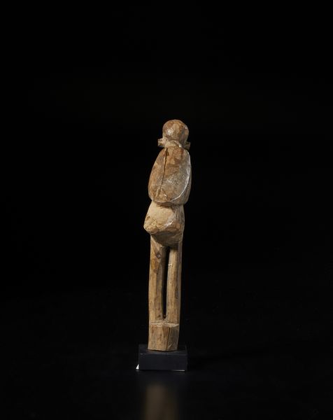 Lobi - Burkina Faso : Scultura zoomorfa Bateba a forma di uccello.Legno duro a patina chiara.  - Asta Asta 422 | AFRICA, OCEANIA E AMERICHE - ARTIGIANATO AFRICANO: VARI COMMITTENTI E SELEZIONE DALLA COLLEZIONE BARTOLOMUCCI Online - Associazione Nazionale - Case d'Asta italiane