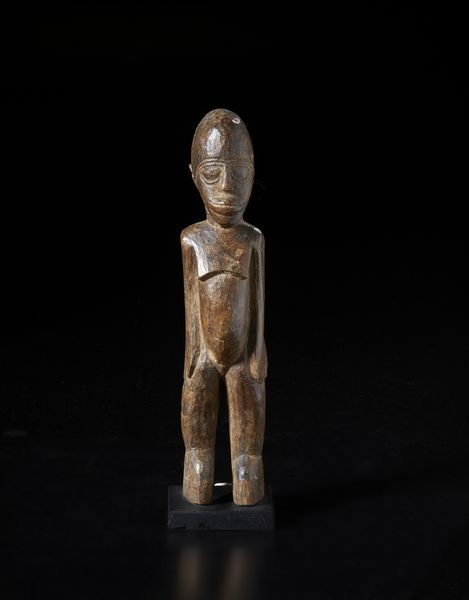 Lobi - Burkina Faso : Scultura antropomorfa Bateba.Legno duro a patina marrone.  - Asta Asta 422 | AFRICA, OCEANIA E AMERICHE - ARTIGIANATO AFRICANO: VARI COMMITTENTI E SELEZIONE DALLA COLLEZIONE BARTOLOMUCCI Online - Associazione Nazionale - Case d'Asta italiane