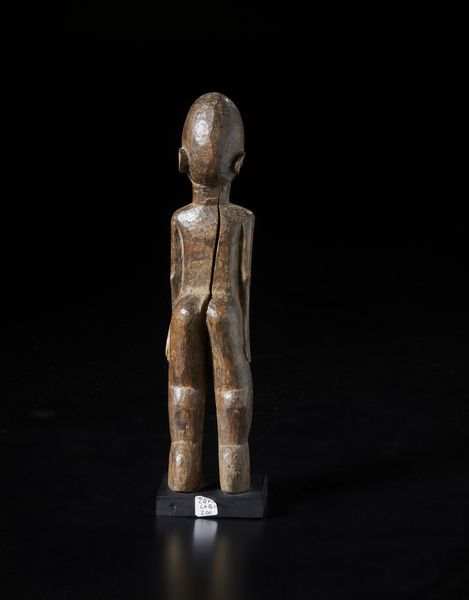 Lobi - Burkina Faso : Scultura antropomorfa Bateba.Legno duro a patina marrone.  - Asta Asta 422 | AFRICA, OCEANIA E AMERICHE - ARTIGIANATO AFRICANO: VARI COMMITTENTI E SELEZIONE DALLA COLLEZIONE BARTOLOMUCCI Online - Associazione Nazionale - Case d'Asta italiane