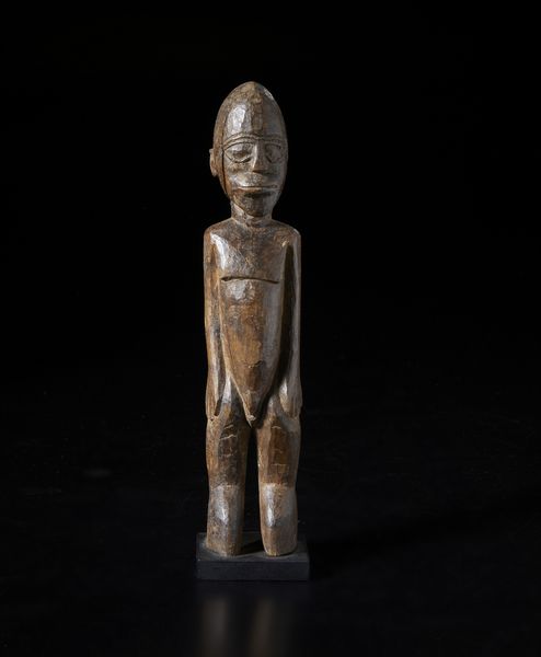 Lobi - Burkina Faso : Scultura antropomorfa Bateba.Legno duro con patina marrone.  - Asta Asta 422 | AFRICA, OCEANIA E AMERICHE - ARTIGIANATO AFRICANO: VARI COMMITTENTI E SELEZIONE DALLA COLLEZIONE BARTOLOMUCCI Online - Associazione Nazionale - Case d'Asta italiane