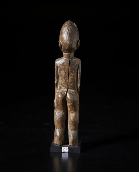 Lobi - Burkina Faso : Scultura antropomorfa Bateba.Legno duro con patina marrone.  - Asta Asta 422 | AFRICA, OCEANIA E AMERICHE - ARTIGIANATO AFRICANO: VARI COMMITTENTI E SELEZIONE DALLA COLLEZIONE BARTOLOMUCCI Online - Associazione Nazionale - Case d'Asta italiane