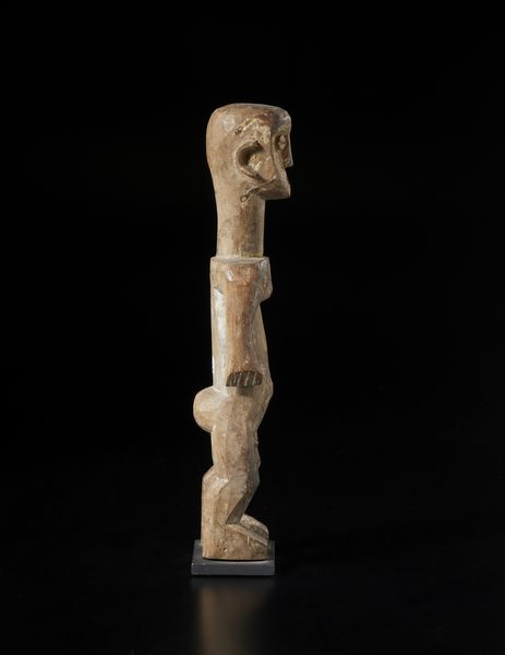 Adan - Togo/Ghana : Scultura antropomorfa stilizzata.Legno duro a patina chiara.  - Asta Asta 422 | AFRICA, OCEANIA E AMERICHE - ARTIGIANATO AFRICANO: VARI COMMITTENTI E SELEZIONE DALLA COLLEZIONE BARTOLOMUCCI Online - Associazione Nazionale - Case d'Asta italiane