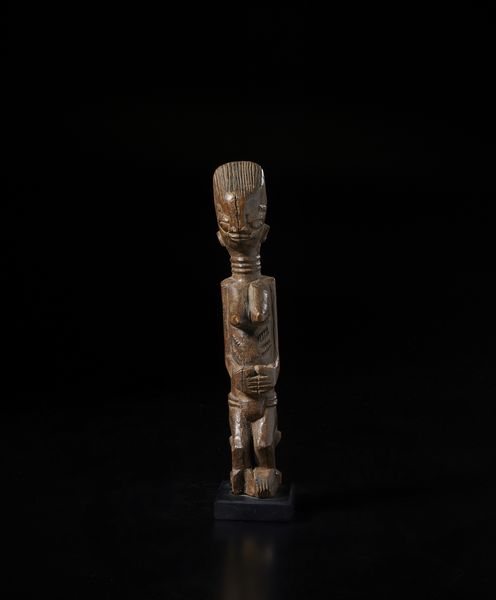 Fanti - Ghana : Scultura antropomorfa seduta su seggio Fanti.Legno duro a patina marrone.  - Asta Asta 422 | AFRICA, OCEANIA E AMERICHE - ARTIGIANATO AFRICANO: VARI COMMITTENTI E SELEZIONE DALLA COLLEZIONE BARTOLOMUCCI Online - Associazione Nazionale - Case d'Asta italiane