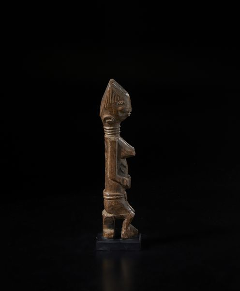 Fanti - Ghana : Scultura antropomorfa seduta su seggio Fanti.Legno duro a patina marrone.  - Asta Asta 422 | AFRICA, OCEANIA E AMERICHE - ARTIGIANATO AFRICANO: VARI COMMITTENTI E SELEZIONE DALLA COLLEZIONE BARTOLOMUCCI Online - Associazione Nazionale - Case d'Asta italiane