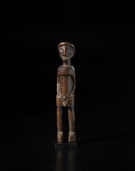 Luvale - Zambia/Angola : Scultura antropomorfa Luvale.  Legno duro a patina scura.  - Asta Asta 422 | AFRICA, OCEANIA E AMERICHE - ARTIGIANATO AFRICANO: VARI COMMITTENTI E SELEZIONE DALLA COLLEZIONE BARTOLOMUCCI Online - Associazione Nazionale - Case d'Asta italiane