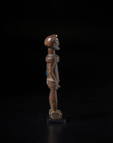 Luvale - Zambia/Angola : Scultura antropomorfa Luvale.  Legno duro a patina scura.  - Asta Asta 422 | AFRICA, OCEANIA E AMERICHE - ARTIGIANATO AFRICANO: VARI COMMITTENTI E SELEZIONE DALLA COLLEZIONE BARTOLOMUCCI Online - Associazione Nazionale - Case d'Asta italiane