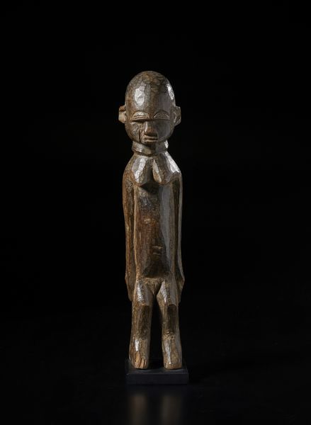 Lobi - Burkina Faso : Scultura antropomorfa Bateba.Legno duro a patina marrone.  - Asta Asta 422 | AFRICA, OCEANIA E AMERICHE - ARTIGIANATO AFRICANO: VARI COMMITTENTI E SELEZIONE DALLA COLLEZIONE BARTOLOMUCCI Online - Associazione Nazionale - Case d'Asta italiane