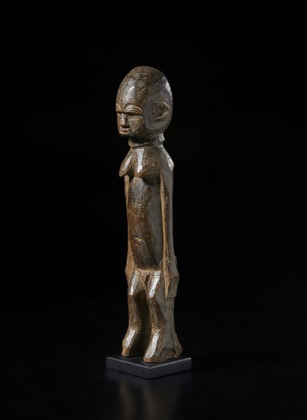 Lobi - Burkina Faso : Scultura antropomorfa Bateba.Legno duro a patina marrone.  - Asta Asta 422 | AFRICA, OCEANIA E AMERICHE - ARTIGIANATO AFRICANO: VARI COMMITTENTI E SELEZIONE DALLA COLLEZIONE BARTOLOMUCCI Online - Associazione Nazionale - Case d'Asta italiane