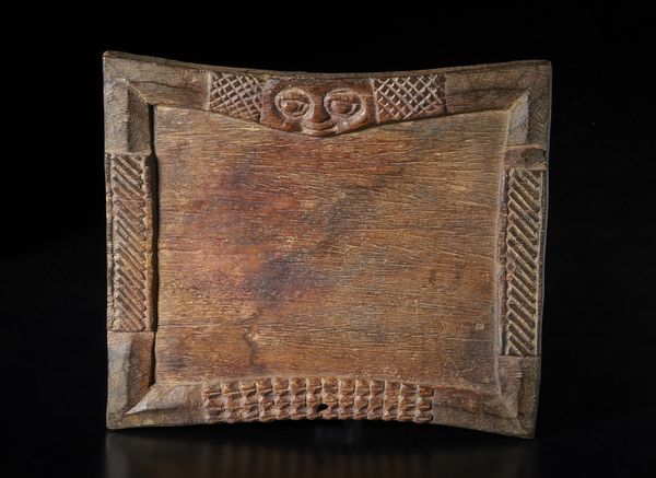 Yoruba -Nigeria : Piatto divinatorio rettangolare con volto antropomorfo e decori geometrici scolpiti. Legno duro a patina marrone.  - Asta Asta 422 | AFRICA, OCEANIA E AMERICHE - ARTIGIANATO AFRICANO: VARI COMMITTENTI E SELEZIONE DALLA COLLEZIONE BARTOLOMUCCI Online - Associazione Nazionale - Case d'Asta italiane