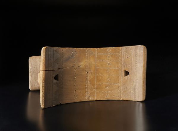 Ashanti - Ghana : Seggio con decori geometrici incisi.Legno duro a patina naturale.  - Asta Asta 422 | AFRICA, OCEANIA E AMERICHE - ARTIGIANATO AFRICANO: VARI COMMITTENTI E SELEZIONE DALLA COLLEZIONE BARTOLOMUCCI Online - Associazione Nazionale - Case d'Asta italiane