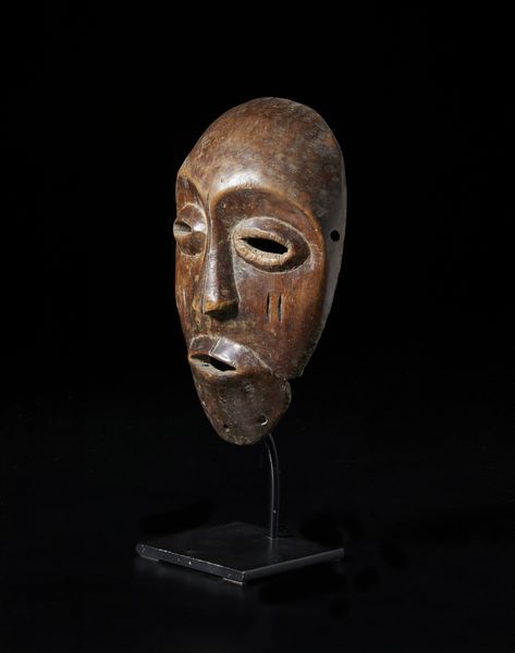 Lega - Repubblica Democratica del Congo : Maschera antropomorfa. Legno duro a patina marrone.  - Asta Asta 422 | AFRICA, OCEANIA E AMERICHE - ARTIGIANATO AFRICANO: VARI COMMITTENTI E SELEZIONE DALLA COLLEZIONE BARTOLOMUCCI Online - Associazione Nazionale - Case d'Asta italiane