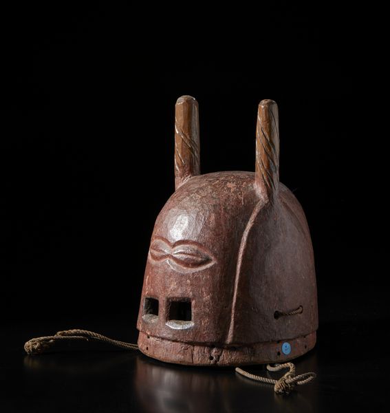 Yoruba -Nigeria : Maschera a casco antropozoomorfa Epa. Legno duro, pigmento rosso e corda.  - Asta Asta 422 | AFRICA, OCEANIA E AMERICHE - ARTIGIANATO AFRICANO: VARI COMMITTENTI E SELEZIONE DALLA COLLEZIONE BARTOLOMUCCI Online - Associazione Nazionale - Case d'Asta italiane