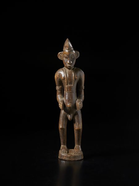 Senufo - Costa d'Avorio/Mali/Burkina Faso : Scultura antropomorfa.Legno duro a patina chiara.  - Asta Asta 422 | AFRICA, OCEANIA E AMERICHE - ARTIGIANATO AFRICANO: VARI COMMITTENTI E SELEZIONE DALLA COLLEZIONE BARTOLOMUCCI Online - Associazione Nazionale - Case d'Asta italiane