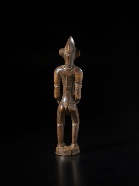 Senufo - Costa d'Avorio/Mali/Burkina Faso : Scultura antropomorfa.Legno duro a patina chiara.  - Asta Asta 422 | AFRICA, OCEANIA E AMERICHE - ARTIGIANATO AFRICANO: VARI COMMITTENTI E SELEZIONE DALLA COLLEZIONE BARTOLOMUCCI Online - Associazione Nazionale - Case d'Asta italiane