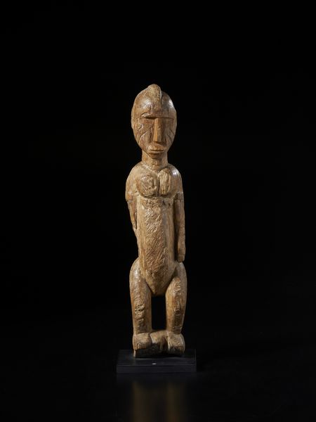 Mossi - Burkina Faso : Scultura antropomorfa con mancanza. Legno duro a patina chiara.  - Asta Asta 422 | AFRICA, OCEANIA E AMERICHE - ARTIGIANATO AFRICANO: VARI COMMITTENTI E SELEZIONE DALLA COLLEZIONE BARTOLOMUCCI Online - Associazione Nazionale - Case d'Asta italiane