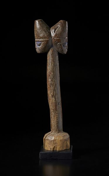 Yoruba -Nigeria : Scultura Shango gianeiforme. Legno duro a patina naturale e pigmento.  - Asta Asta 422 | AFRICA, OCEANIA E AMERICHE - ARTIGIANATO AFRICANO: VARI COMMITTENTI E SELEZIONE DALLA COLLEZIONE BARTOLOMUCCI Online - Associazione Nazionale - Case d'Asta italiane