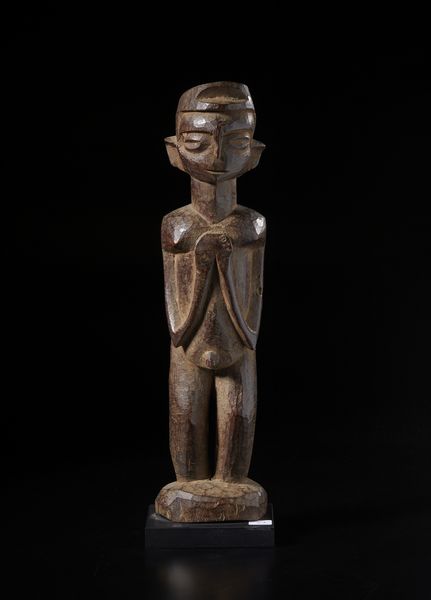 Lobi - Burkina Faso/Costa d'Avorio : Scultura antropomorfa Bateba con mani congiunte.Legno duro a patina rossastra.  - Asta Asta 422 | AFRICA, OCEANIA E AMERICHE - ARTIGIANATO AFRICANO: VARI COMMITTENTI E SELEZIONE DALLA COLLEZIONE BARTOLOMUCCI Online - Associazione Nazionale - Case d'Asta italiane