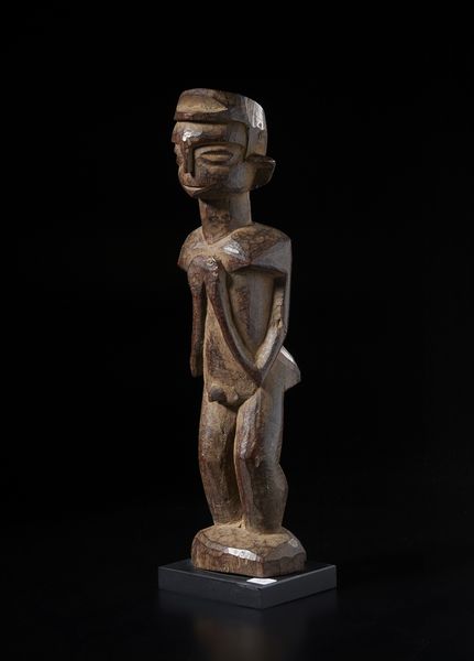 Lobi - Burkina Faso/Costa d'Avorio : Scultura antropomorfa Bateba con mani congiunte.Legno duro a patina rossastra.  - Asta Asta 422 | AFRICA, OCEANIA E AMERICHE - ARTIGIANATO AFRICANO: VARI COMMITTENTI E SELEZIONE DALLA COLLEZIONE BARTOLOMUCCI Online - Associazione Nazionale - Case d'Asta italiane