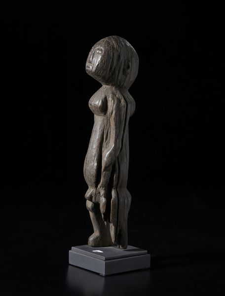 Lobi - Burkina Faso/Costa d'Avorio : Scultura antropomorfa. Legno duro a patina scura.  - Asta Asta 422 | AFRICA, OCEANIA E AMERICHE - ARTIGIANATO AFRICANO: VARI COMMITTENTI E SELEZIONE DALLA COLLEZIONE BARTOLOMUCCI Online - Associazione Nazionale - Case d'Asta italiane