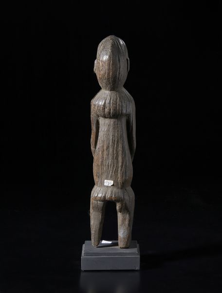 Lobi - Burkina Faso/Costa d'Avorio : Scultura antropomorfa. Legno duro a patina scura.  - Asta Asta 422 | AFRICA, OCEANIA E AMERICHE - ARTIGIANATO AFRICANO: VARI COMMITTENTI E SELEZIONE DALLA COLLEZIONE BARTOLOMUCCI Online - Associazione Nazionale - Case d'Asta italiane