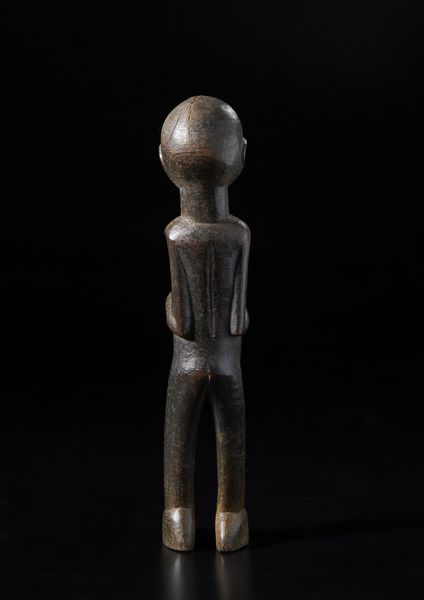 Lobi - Burkina Faso/Costa d'Avorio : Scultura antropomorfa Bateba.Legno duro a patina scura lucida.  - Asta Asta 422 | AFRICA, OCEANIA E AMERICHE - ARTIGIANATO AFRICANO: VARI COMMITTENTI E SELEZIONE DALLA COLLEZIONE BARTOLOMUCCI Online - Associazione Nazionale - Case d'Asta italiane