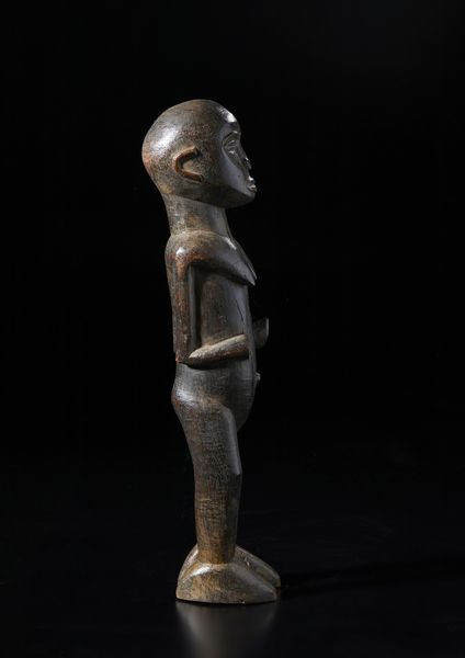 Lobi - Burkina Faso/Costa d'Avorio : Scultura antropomorfa Bateba.Legno duro a patina scura lucida.  - Asta Asta 422 | AFRICA, OCEANIA E AMERICHE - ARTIGIANATO AFRICANO: VARI COMMITTENTI E SELEZIONE DALLA COLLEZIONE BARTOLOMUCCI Online - Associazione Nazionale - Case d'Asta italiane