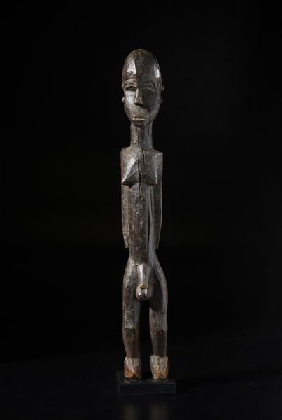 Lobi - Burkina Faso : Grande scultura antropomorfa BatebaLegno duro a patina scura.  - Asta Asta 422 | AFRICA, OCEANIA E AMERICHE - ARTIGIANATO AFRICANO: VARI COMMITTENTI E SELEZIONE DALLA COLLEZIONE BARTOLOMUCCI Online - Associazione Nazionale - Case d'Asta italiane