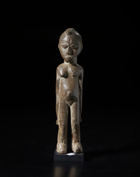 Lobi - Burkina Faso : Scultura antropomorfa Bateba. Legno duro con patina bruna.  - Asta Asta 422 | AFRICA, OCEANIA E AMERICHE - ARTIGIANATO AFRICANO: VARI COMMITTENTI E SELEZIONE DALLA COLLEZIONE BARTOLOMUCCI Online - Associazione Nazionale - Case d'Asta italiane