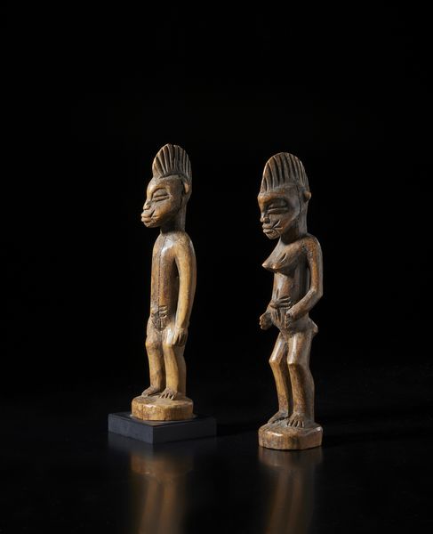 Senufo - Costa d'Avorio/Mali : Coppia di sculture antropomorfe. Legno duro a patina chiara.  - Asta Asta 422 | AFRICA, OCEANIA E AMERICHE - ARTIGIANATO AFRICANO: VARI COMMITTENTI E SELEZIONE DALLA COLLEZIONE BARTOLOMUCCI Online - Associazione Nazionale - Case d'Asta italiane