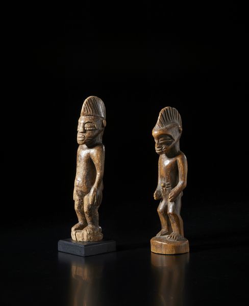 Senufo - Costa d'Avorio/Mali : Coppia di sculture antropomorfe di diversa misura e qualit d'intaglio. Legno duro a patina chiara.  - Asta Asta 422 | AFRICA, OCEANIA E AMERICHE - ARTIGIANATO AFRICANO: VARI COMMITTENTI E SELEZIONE DALLA COLLEZIONE BARTOLOMUCCI Online - Associazione Nazionale - Case d'Asta italiane