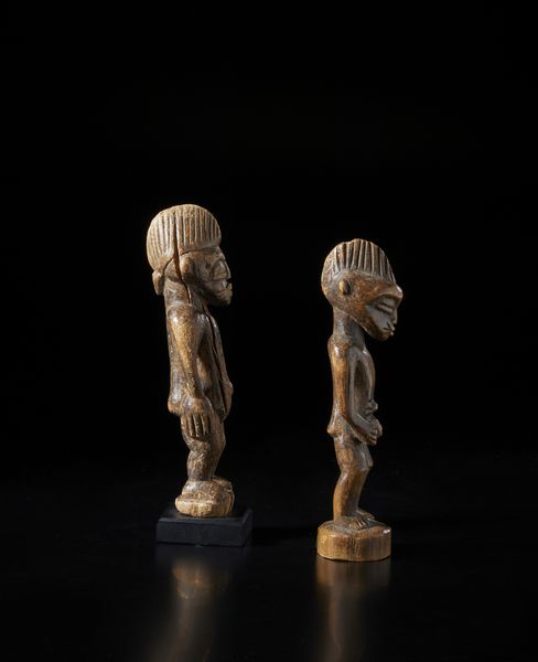 Senufo - Costa d'Avorio/Mali : Coppia di sculture antropomorfe di diversa misura e qualit d'intaglio. Legno duro a patina chiara.  - Asta Asta 422 | AFRICA, OCEANIA E AMERICHE - ARTIGIANATO AFRICANO: VARI COMMITTENTI E SELEZIONE DALLA COLLEZIONE BARTOLOMUCCI Online - Associazione Nazionale - Case d'Asta italiane