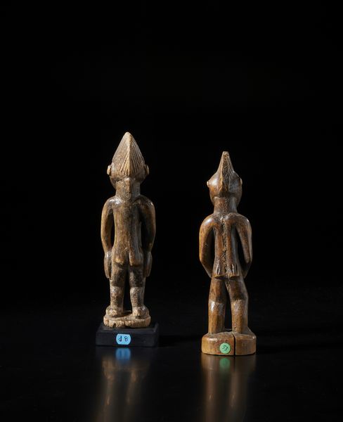 Senufo - Costa d'Avorio/Mali : Coppia di sculture antropomorfe di diversa misura e qualit d'intaglio. Legno duro a patina chiara.  - Asta Asta 422 | AFRICA, OCEANIA E AMERICHE - ARTIGIANATO AFRICANO: VARI COMMITTENTI E SELEZIONE DALLA COLLEZIONE BARTOLOMUCCI Online - Associazione Nazionale - Case d'Asta italiane