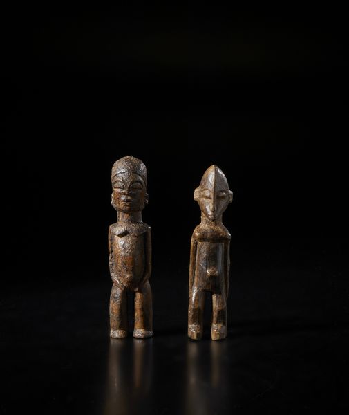 Lobi - Burkina Faso : Lotto composto da due sculture Bateba di diversa dimensione e qualit d'intaglio. Legno duro a patine differenti.  - Asta Asta 422 | AFRICA, OCEANIA E AMERICHE - ARTIGIANATO AFRICANO: VARI COMMITTENTI E SELEZIONE DALLA COLLEZIONE BARTOLOMUCCI Online - Associazione Nazionale - Case d'Asta italiane