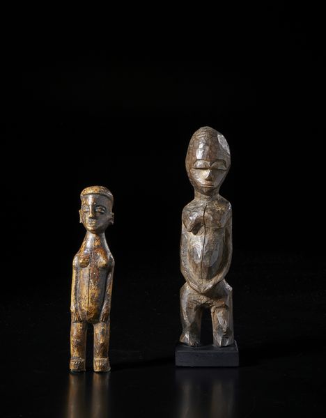 Lobi - Burkina Faso : Lotto composto da due sculture Bateba di differente dimensione e qualit d'intaglio.Legno duro con patine differenti.  - Asta Asta 422 | AFRICA, OCEANIA E AMERICHE - ARTIGIANATO AFRICANO: VARI COMMITTENTI E SELEZIONE DALLA COLLEZIONE BARTOLOMUCCI Online - Associazione Nazionale - Case d'Asta italiane