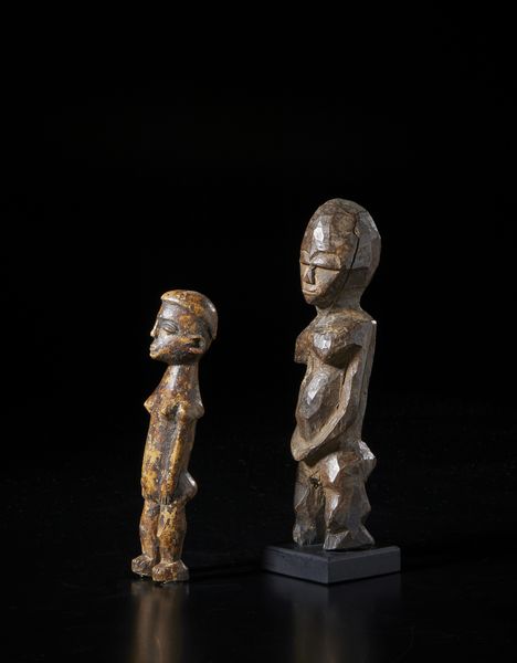 Lobi - Burkina Faso : Lotto composto da due sculture Bateba di differente dimensione e qualit d'intaglio.Legno duro con patine differenti.  - Asta Asta 422 | AFRICA, OCEANIA E AMERICHE - ARTIGIANATO AFRICANO: VARI COMMITTENTI E SELEZIONE DALLA COLLEZIONE BARTOLOMUCCI Online - Associazione Nazionale - Case d'Asta italiane