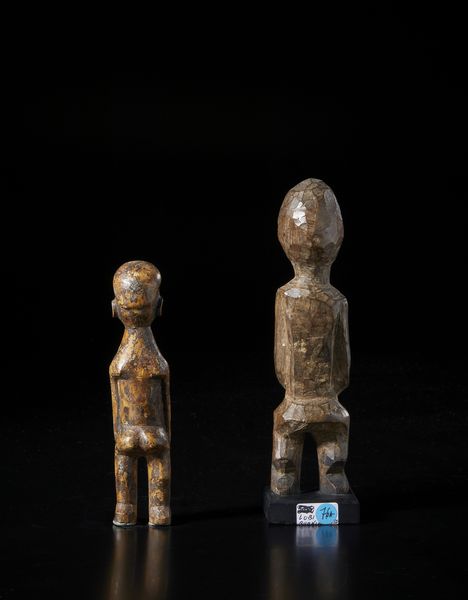 Lobi - Burkina Faso : Lotto composto da due sculture Bateba di differente dimensione e qualit d'intaglio.Legno duro con patine differenti.  - Asta Asta 422 | AFRICA, OCEANIA E AMERICHE - ARTIGIANATO AFRICANO: VARI COMMITTENTI E SELEZIONE DALLA COLLEZIONE BARTOLOMUCCI Online - Associazione Nazionale - Case d'Asta italiane