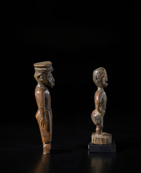 Lobi - Burkina Faso : Lotto composto da due sculture Bateba di differente dimensione e qualit d'intaglio.Legno duro con patine differenti.  - Asta Asta 422 | AFRICA, OCEANIA E AMERICHE - ARTIGIANATO AFRICANO: VARI COMMITTENTI E SELEZIONE DALLA COLLEZIONE BARTOLOMUCCI Online - Associazione Nazionale - Case d'Asta italiane