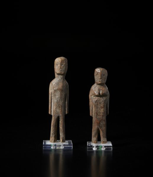 Ewe - Ghana : Coppia di sculture  antropomorfe maschile  e femminile Aklama. legno duro a patina scura crostosa.  - Asta Asta 422 | AFRICA, OCEANIA E AMERICHE - ARTIGIANATO AFRICANO: VARI COMMITTENTI E SELEZIONE DALLA COLLEZIONE BARTOLOMUCCI Online - Associazione Nazionale - Case d'Asta italiane