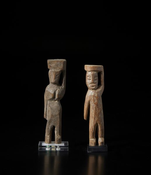 Adan - Togo/Ghana : Coppia di sculture antropomorfe stilizzate  con braccio alzato e contenitore sulla testa Aklama. Legno duro a patine differenti.  - Asta Asta 422 | AFRICA, OCEANIA E AMERICHE - ARTIGIANATO AFRICANO: VARI COMMITTENTI E SELEZIONE DALLA COLLEZIONE BARTOLOMUCCI Online - Associazione Nazionale - Case d'Asta italiane